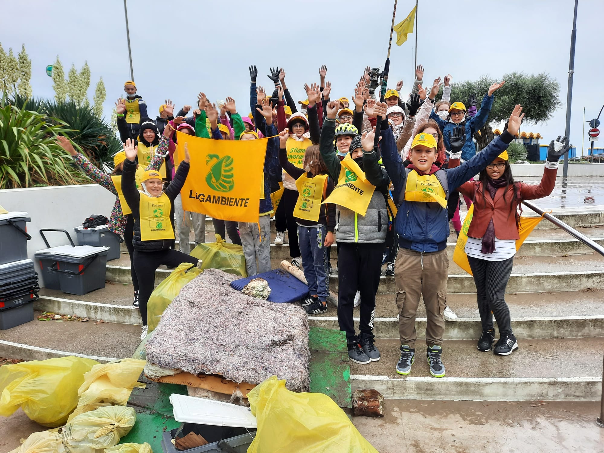 Immagine per Cinquanta bambini e ragazzi di Grado ripuliscono Punta Barbacale dai rifiuti